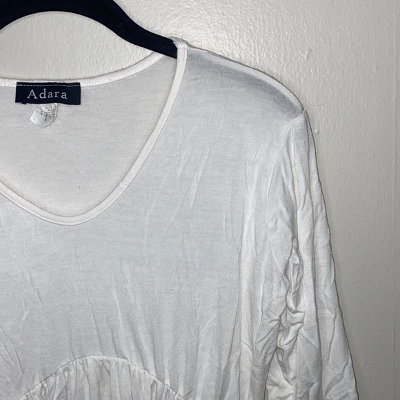 Tops - 🪿Adorable white flowy Adara shirt!